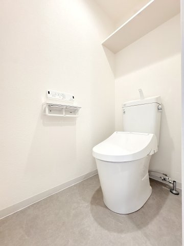 温水洗浄機付きのトイレになります♪