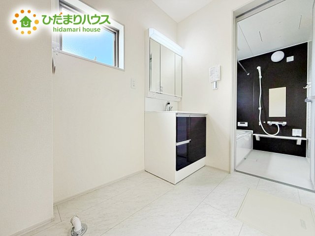 三面鏡は自分では見えにくいところまで見ることができるので、身だしなみを整える際などにはとても便利です(*^^*)
