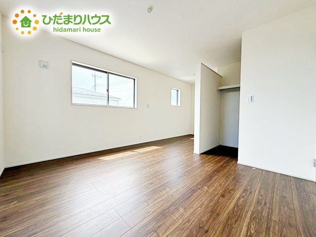 バルコニーに面していて、たっぷり光りの入る明るい主寝室です！