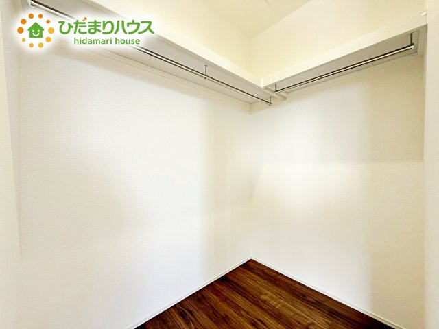衣類も小物もまとめて収納できます！しまう場所に迷わず、毎日の身支度がスムーズになるウォークインクローゼットが備わっております。