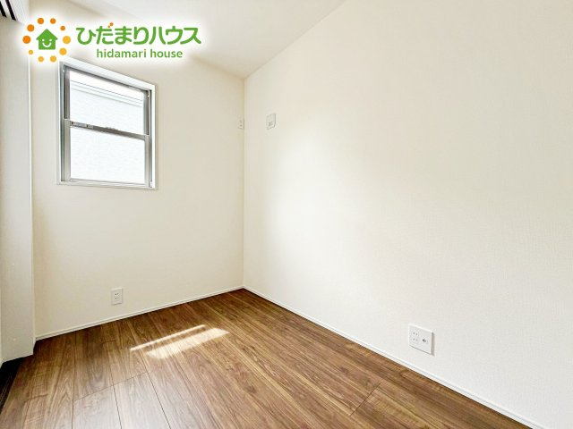 木目のフローリングが暖かみのある室内に。明るい寝室で心地のいい朝を迎えられそう。
