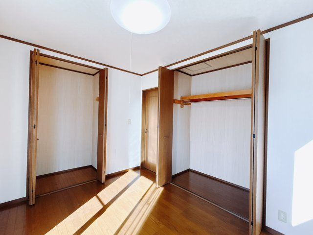 ■2階洋室｜お子様の一人部屋にピッタリな洋室。木のぬくもりを感じるフローリングは、天然木の味わいが時とともに深みを増していきます。また、傷にも強く、フリーワックスでお手入れもラクラクです♪