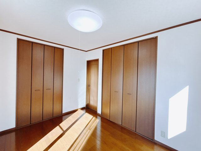 ■2階洋室｜ナチュラルカラーの床です。模様替えなどとても楽しく工夫できます♪陽当たり、風通しもとても良いので毎日快適な生活スタートです！子供部屋にも良いですね♪