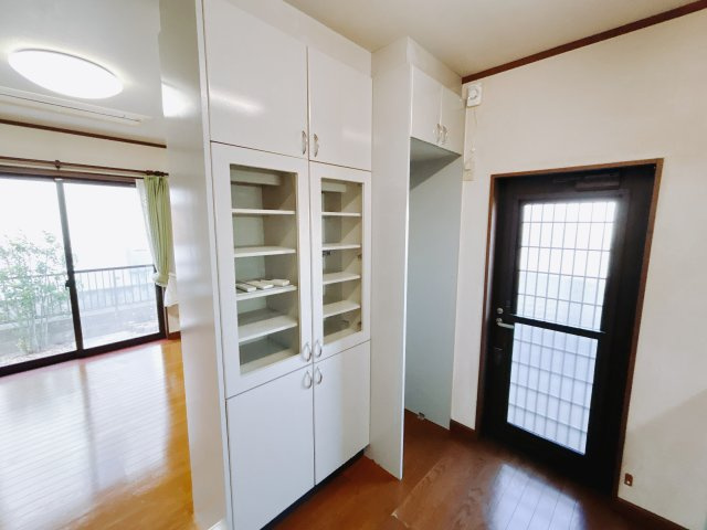 ■キッチン｜キッチン裏にはカップボード付きなので収納も安心です♪