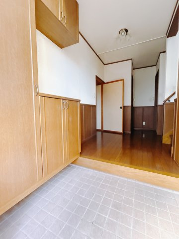 ■玄関｜毎日の「いってらっしゃい」や「お帰りなさい」を大切なご家族と過ごす玄関は〈使いやすさ〉を追求しております。玄関横の物入は急な来客時でもさっとお片付けできるスペースを確保しています。