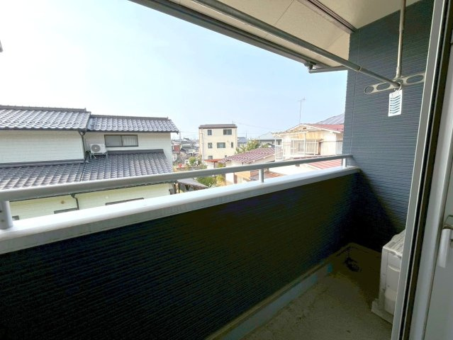 主寝室の南向きバルコニー。お隣との距離が遠いのもいいですね♪