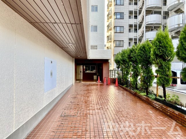 【エントランス】マンションのエントランスは、その物件の印象を決める、顔とも言える場所です。毎日通る場所ですからきれいなのが一番です。