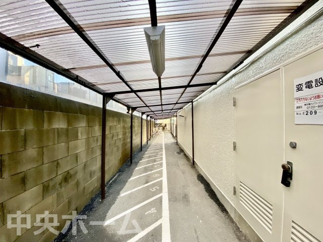 駐輪場。空き状況や費用などの詳細は担当スタッフまでお問い合わせください。