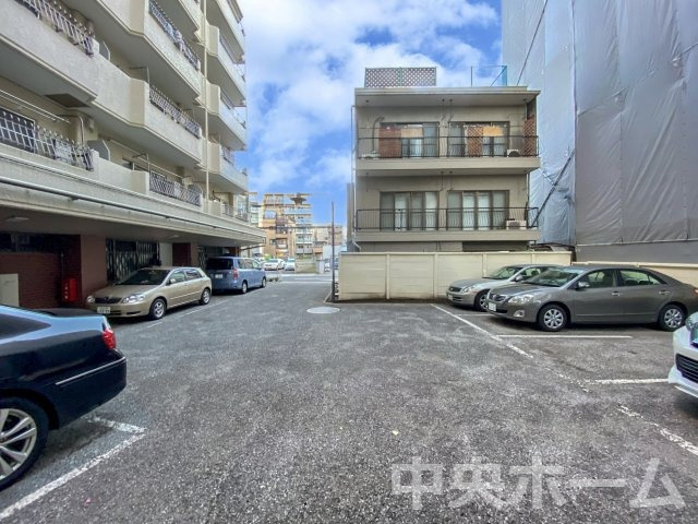 敷地内駐車場。空き状況や費用などの詳細は担当スタッフまでお問い合わせください。