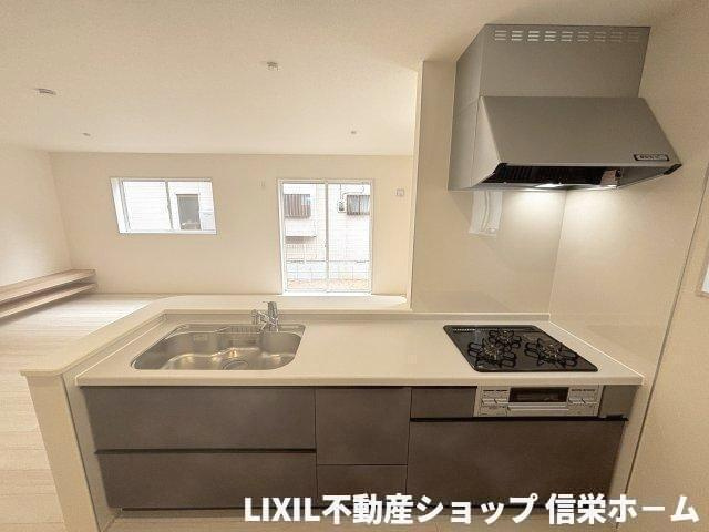 使い勝手の良いシステムキッチン。浄水器付き水栓、三口コンロ付き
