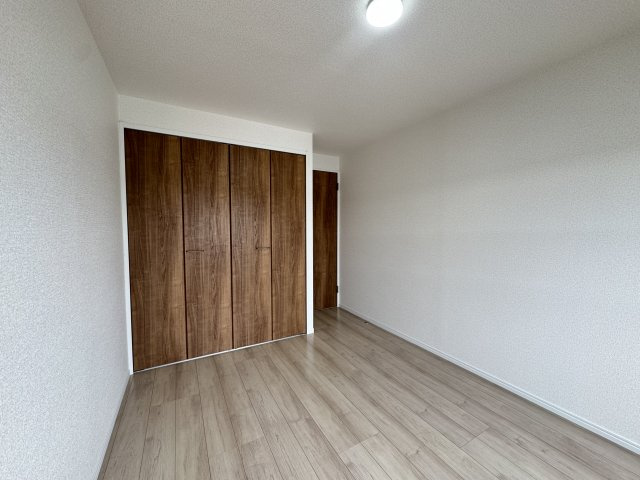 南側の洋室　個人の部屋や寝室として使える洋室です