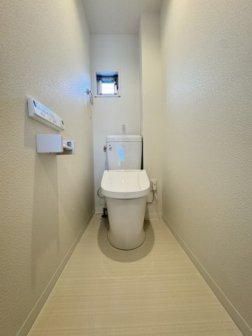 快適な温水洗浄機能付　窓があるので明かりが入り明るいトイレですね