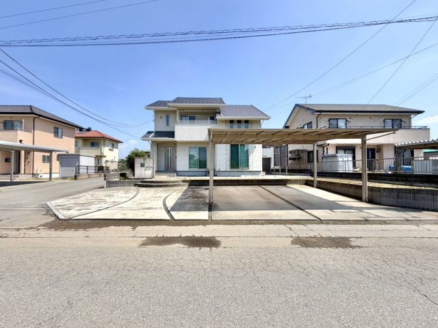 ■外観｜角地に位置しているため開放感があり、日当たりや風通しも良好で、快適な生活環境が整っています♪