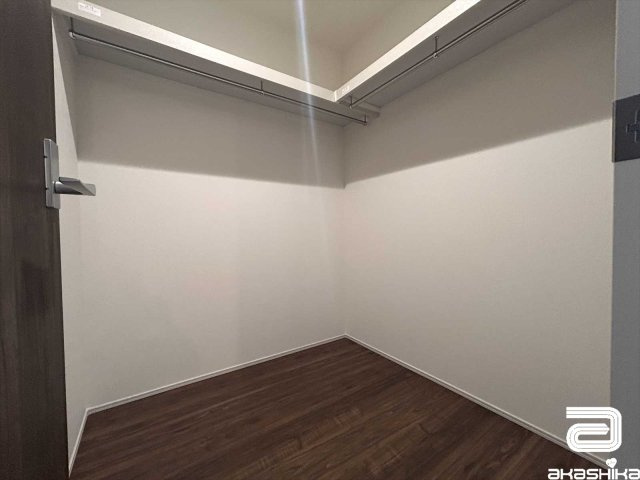 衣類をまとめて収納できるので、衣替えの手間が不要。バッグなどのファッションアイテムもたっぷり収納できます。