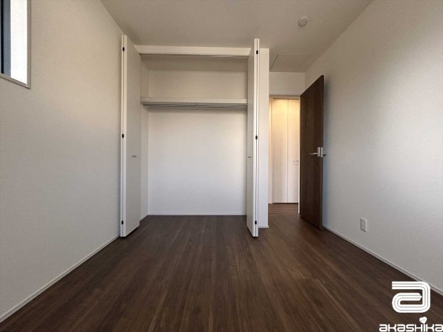 クローゼット付きの居室は、衣装ケースやタンスを置く必要がないので、部屋がすっきり片付きます。