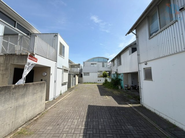 【前面道路含む現地写真】約4.8mの幅員。駐車もラクラクです♪
