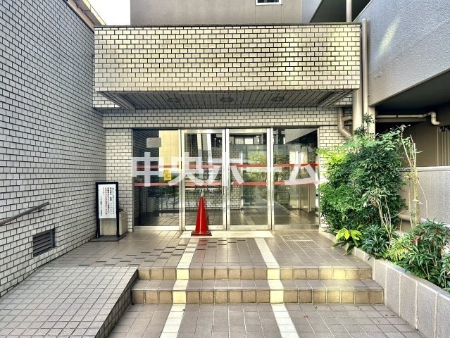 【エントランス】マンションのエントランスは、その物件の印象を決める、顔とも言える場所です。毎日通る場所ですからきれいなのが一番です。エントランス内はオートロックですので暮らしの安全も確保されています。
