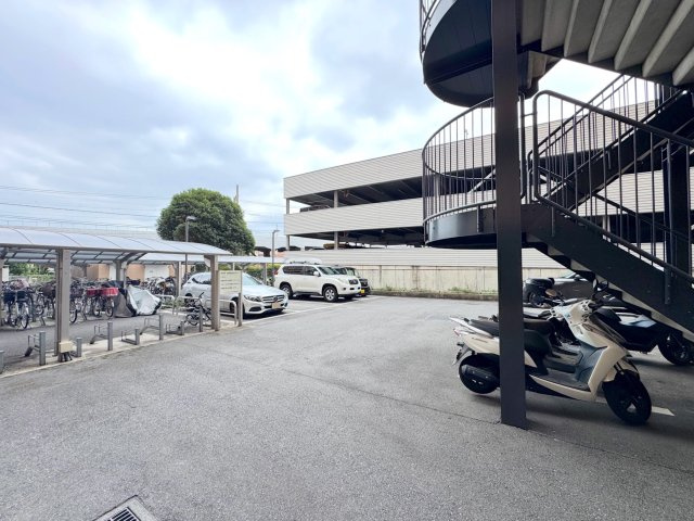 敷地内には駐車場が設けられております（空き状況は都度ご確認が必要です）。お車をお持ちのご家庭でも、敷地内に停められれば毎日のお買い物や休日のお出かけがさらに快適になりますね。