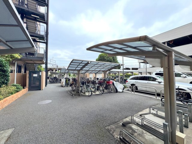 居住者専用の駐輪スペースも完備されています。周辺にはスーパー（徒歩7分）やコンビニ（徒歩1分）などの施設も揃っており、自転車があれば毎日のお買い物がさらに便利になります。