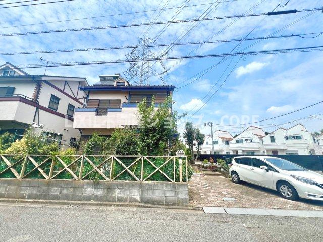 車2台駐車可能！敷地が広いので倉庫や荷物も置けるスペースがございます。