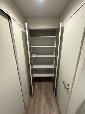 トイレとキッチンの間にある収納は玄関にも近く色んな使い方ができそうです