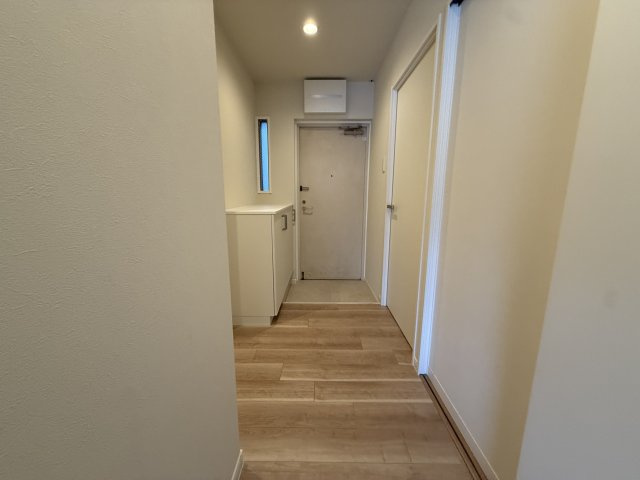 やわらかい光が入る窓付きの玄関