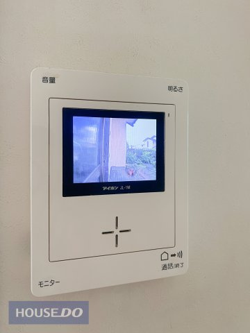 モニター付きインターホンです。玄関まで行かずに訪問者の姿を確認できるだけでなく、防犯にもつながるとても便利なアイテムですね。