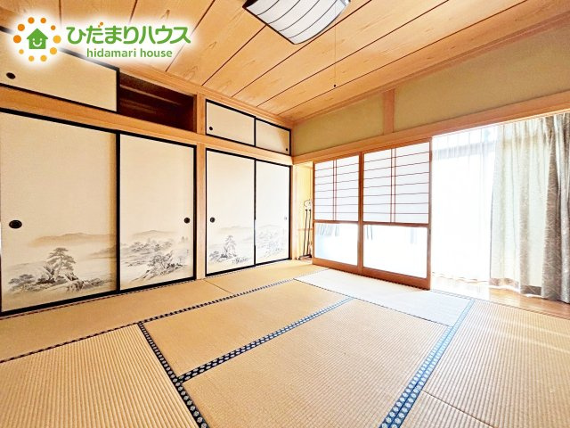 落ち着ける空間の和室。ゴロゴロする、お子様を寝かせる、客間として利用するなど、ライフスタイルに合わせて変化をもたらすことができます。