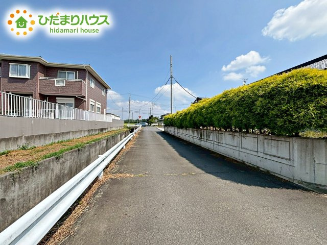 閑静な住宅地なので、幹線道路や大通りに面していないので大型車が通ることが少なく静かです。