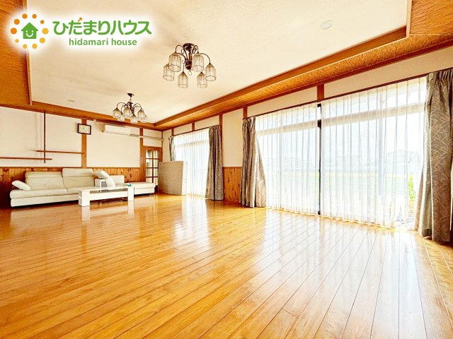 明るく開放的な空間が広がるLDK。室内には豊かな陽光が注ぎ込み、爽やかな住空間を演出。ホームパーティーでもゲストと一緒に料理を楽しみながら楽しい時間を過ごせそう。