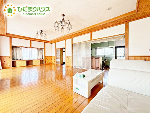 大きな窓から差し込む光でいっぱいのリビング　休日もつい家にいる時間が長くなりそうです