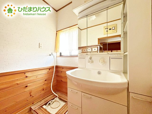 三面鏡裏収納には化粧品や洗面用品類をすっきり整理できます(#^^#)