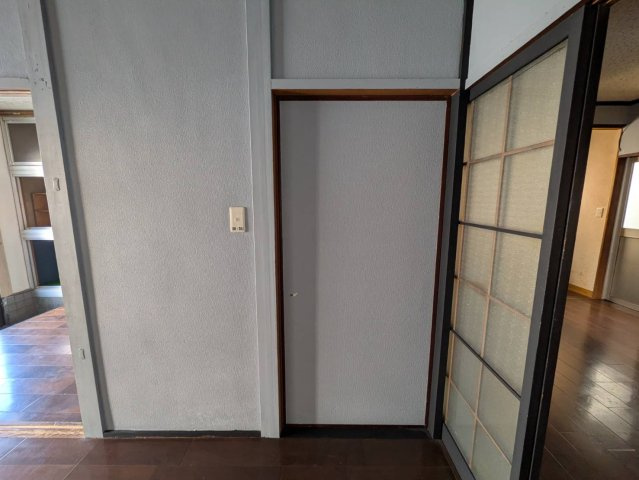 落ち着いた色合いで統一された1階内装はどんな家具にも合わせやすいシンプルな空間です。開口部や建具の配置により各室への動線もスムーズで日常生活が快適に送れます。収納スペースもあり室内をすっきり保てます。