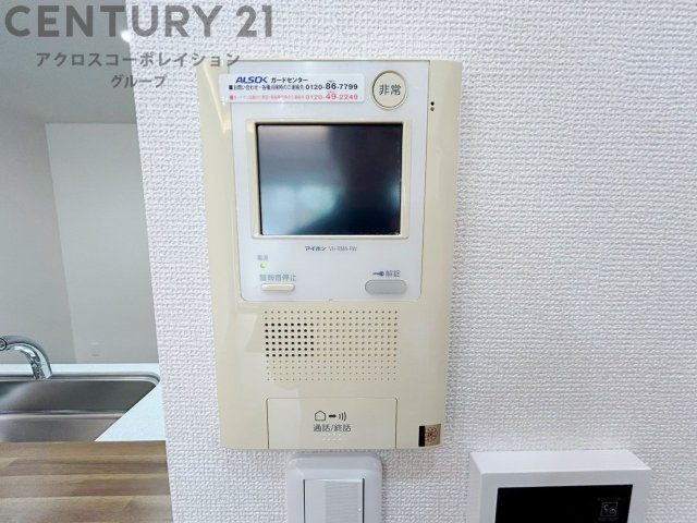 訪問者が来たときにテレビ画面で確認できるため、安心してドアを開けられます。録画機能があるものもあり、留守中に来訪者を記録しておくことができます。利便性が高く、セキュリティ面でも安心です。