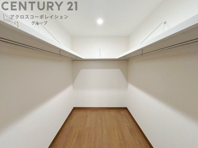 収納力が高く洋服や小物を整理しやすく、更衣室のように使え、部屋がすっきり保てます。収納の配置を自由に調整でき、換気性が良く防湿・防虫対策も可能。快適で機能的な生活空間を実現できます♪