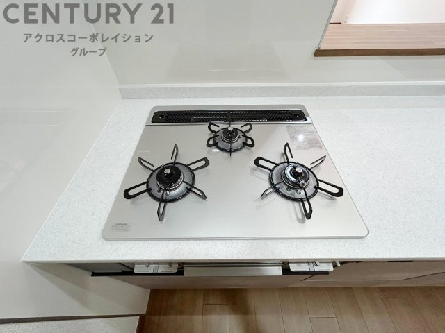 多数の調理器具を同時に使用でき、料理の効率化が可能。省エネで節約になり、様々な料理スタイルに適応できます。また、火力調整が独立しており、手入れや掃除もしやすく、今よりもっとお料理が楽しくなるかも。