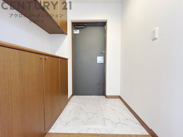 大きな玄関収納付きの玄関です　家族皆様の履物をしっかり収納できます