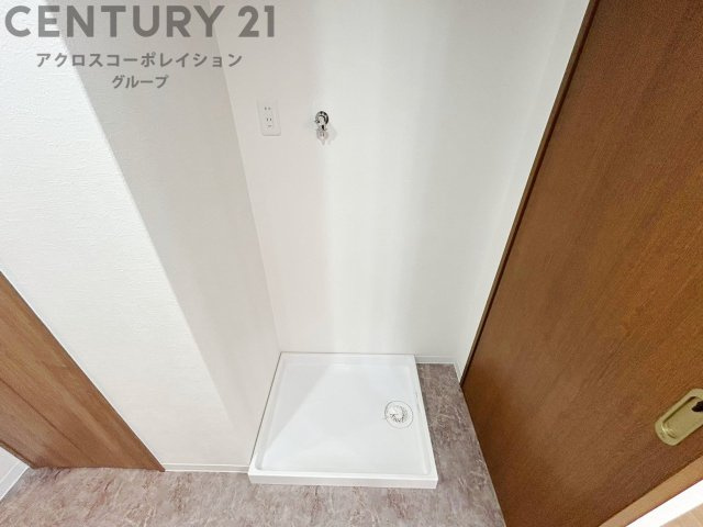 洗濯物の仕分け作業がしやすく、整理整頓が容易になります。洗濯音や湿気を他の部屋に持ち込まず、生活環境を快適に保ちます。上部を活用すれば収納スペースを確保でき洗剤や洗濯用品の整理もしやすくなります。