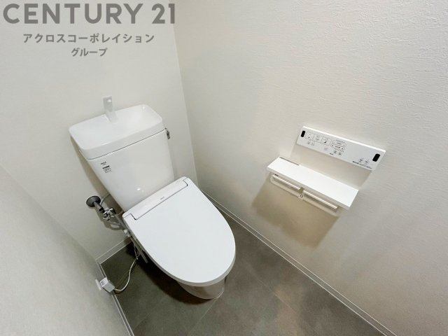 温水洗浄便座付トイレは温水洗浄機能により、暖かい水でおしりを洗浄することができ、冷たい水を使う従来の便座に比べ、温水洗浄機能で暖かいトイレを提供し、快適な使用を可能にします。
