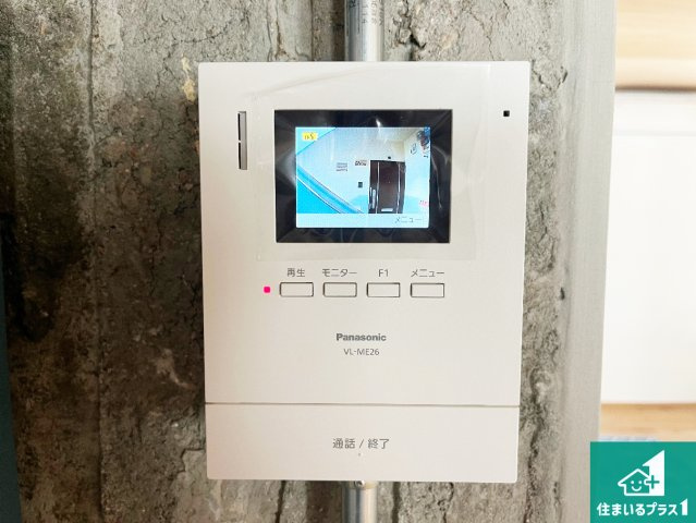 カラーモニターインターホン！声だけでなく来訪者の姿や顔がモニターで確認できるので、小さなお子様がいらっしゃるご家庭でも安心できます！