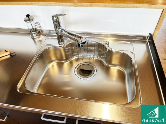 蛇口の先端に浄水器を内蔵しています！原水と浄水、お湯と冷水、シャワーの切替えがワンタッチなので用途によって使い分けられます。