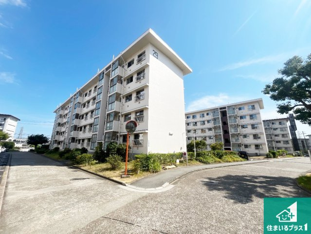 周辺は閑静な住宅街！前面道路広々で車の出し入れも便利です。駐車が苦手な方でも安心して車庫入れできます！