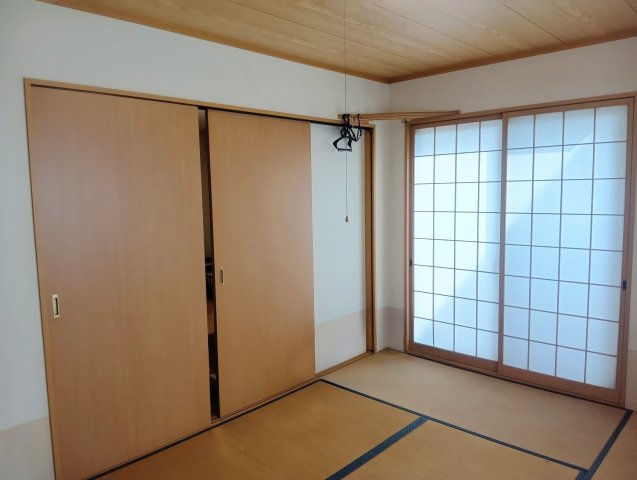 リビングと隣り合った和室も南向きで明るいお部屋です！