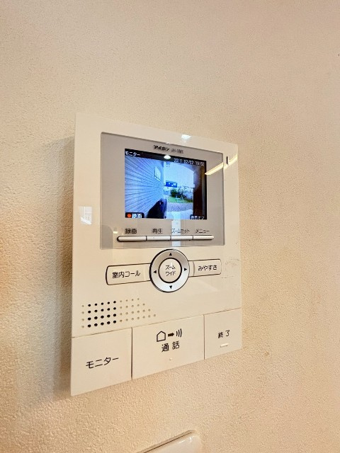 【TVモニター付インターホン/現地写真】来客の顔も確認ができ、セキュリティ面でも安心です。