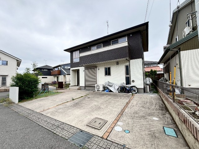 【駐車スペース/現地写真】全体舗装してあるので雨の日も汚れにくく、道幅も広いので駐車もしやすいです。