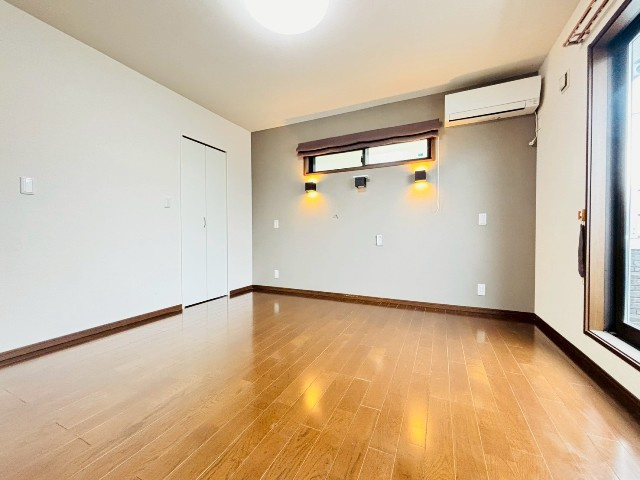 【寝室/現地写真】2階洋室。南向きで明るいお部屋となっていおります。奥には2帖ある大容量のウォークインクローゼットもついております。