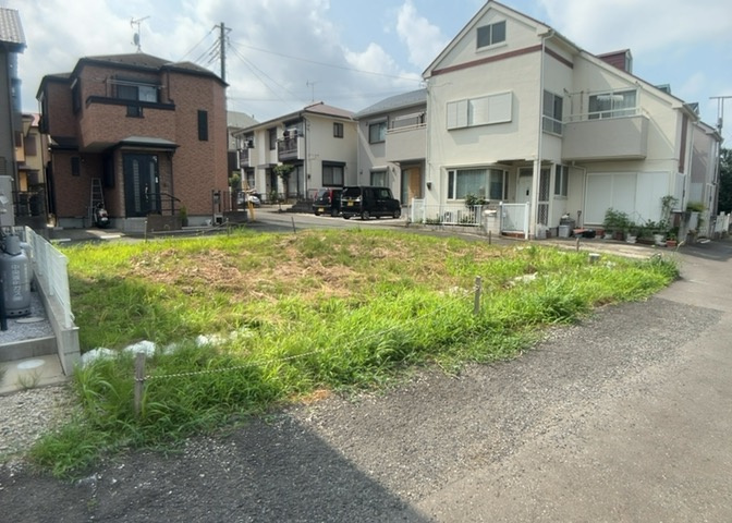 土地の形が極端に長細かったり、狭小地、あるいは道路との高低差がある傾斜地だった場合、後々売ろうとしても買い手がつかない場合もあります。後々、売却することになった時に価値の下がらない土地を選びましょう。