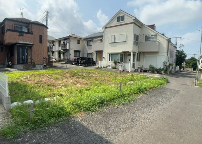 土地の面積＝住宅面積ではありません。建ぺい率の問題などで、土地のある場所によって住宅を建てられる面積は限られています。高さもしかり、「土地」という言葉の中には、建築条件も含まれると考えておきましょう。