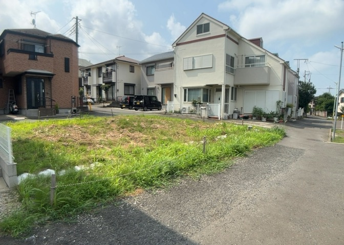 家を建てる場合、方位は要チェックです。現実的に日当たりのよい家ならばリビングは南側、建築基準法でも北側に当たる家への配慮は求められています。土地を見学に行く際は、方位磁針を持って行くようにしましょう。