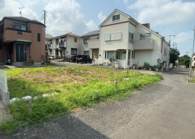 土地を買う際、住む地域の自治体や福祉の補助制度にも注目してみましょう。子供や老人の医療補助やゴミ出しのルールなど、自治体によってルールに大きな違いがあるため、暮らしやすい土地で判断するとよいでしょう。